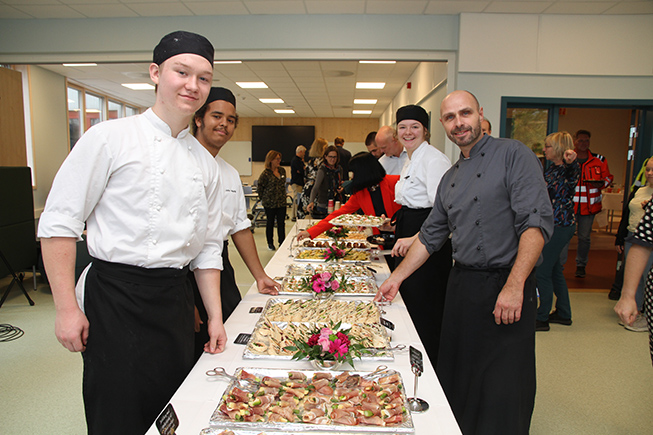 Robert Omarssen, John-Martin Vivelid og Linn Strøm er elever fra Restaurant og matfag som laget nydelig tapas til nybyggåpningen. Her med lærer Terje Nalum Pedersen. Foto: Kristin Berge