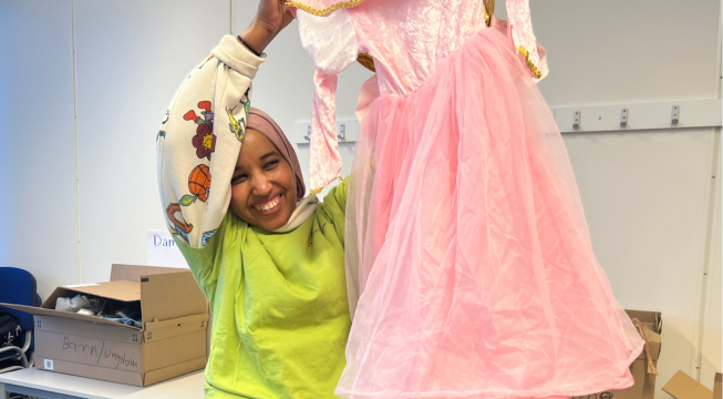 Elev holder opp prinsessekjole