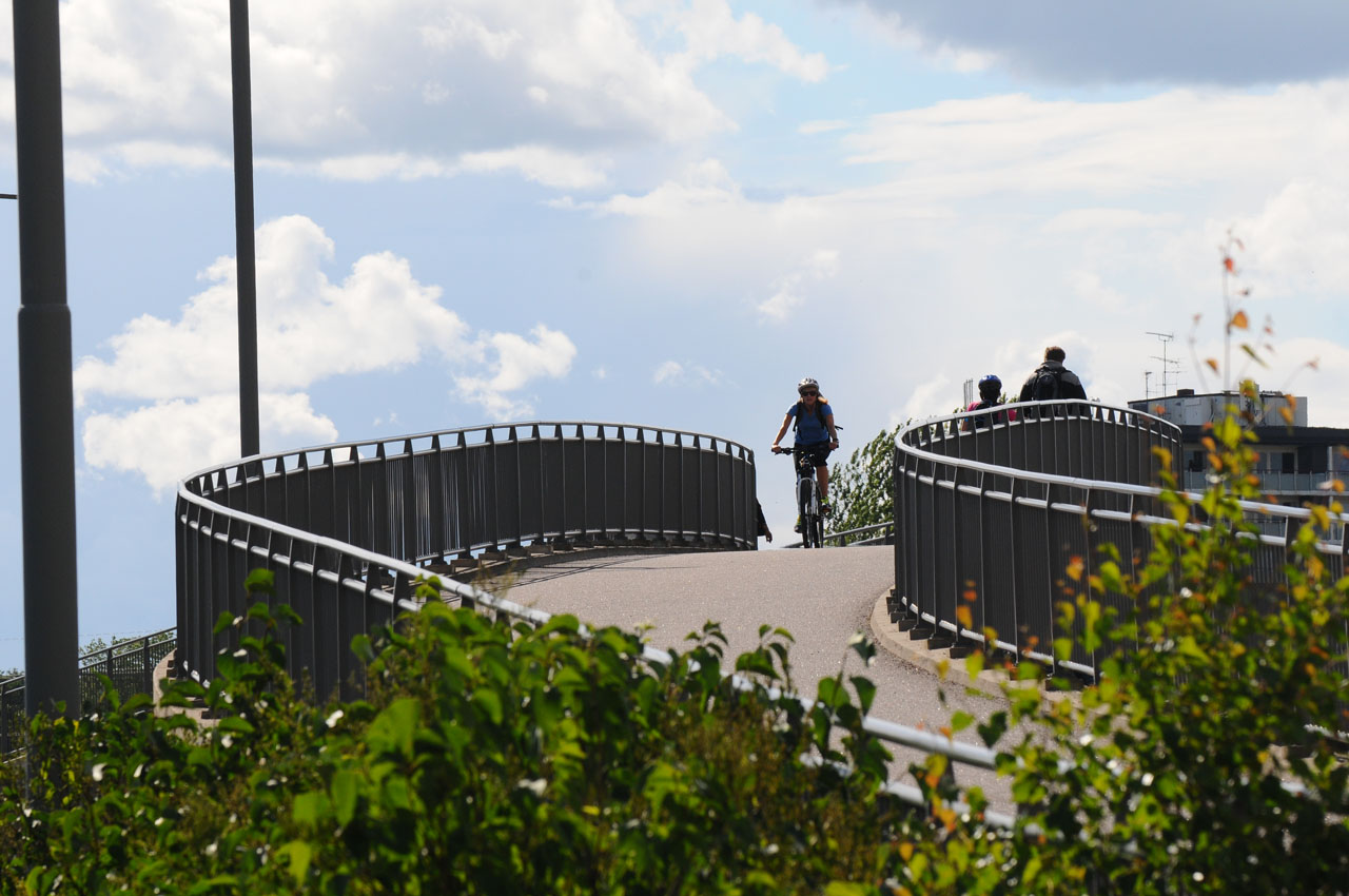 Syklister over gangbru