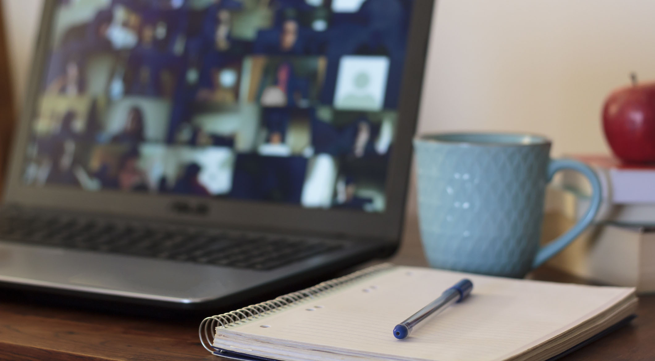 Bilde av PC, kaffekopp og notatblokk