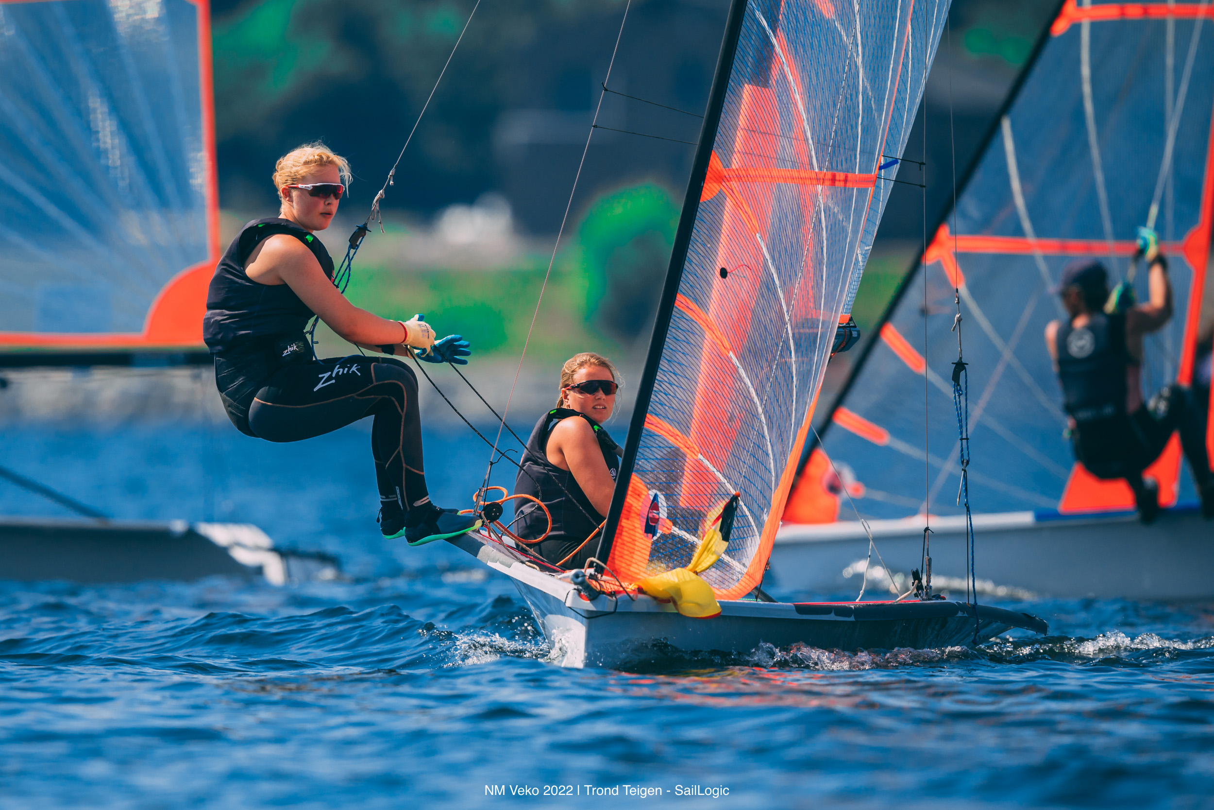 Tre seilere i aksjon på havet