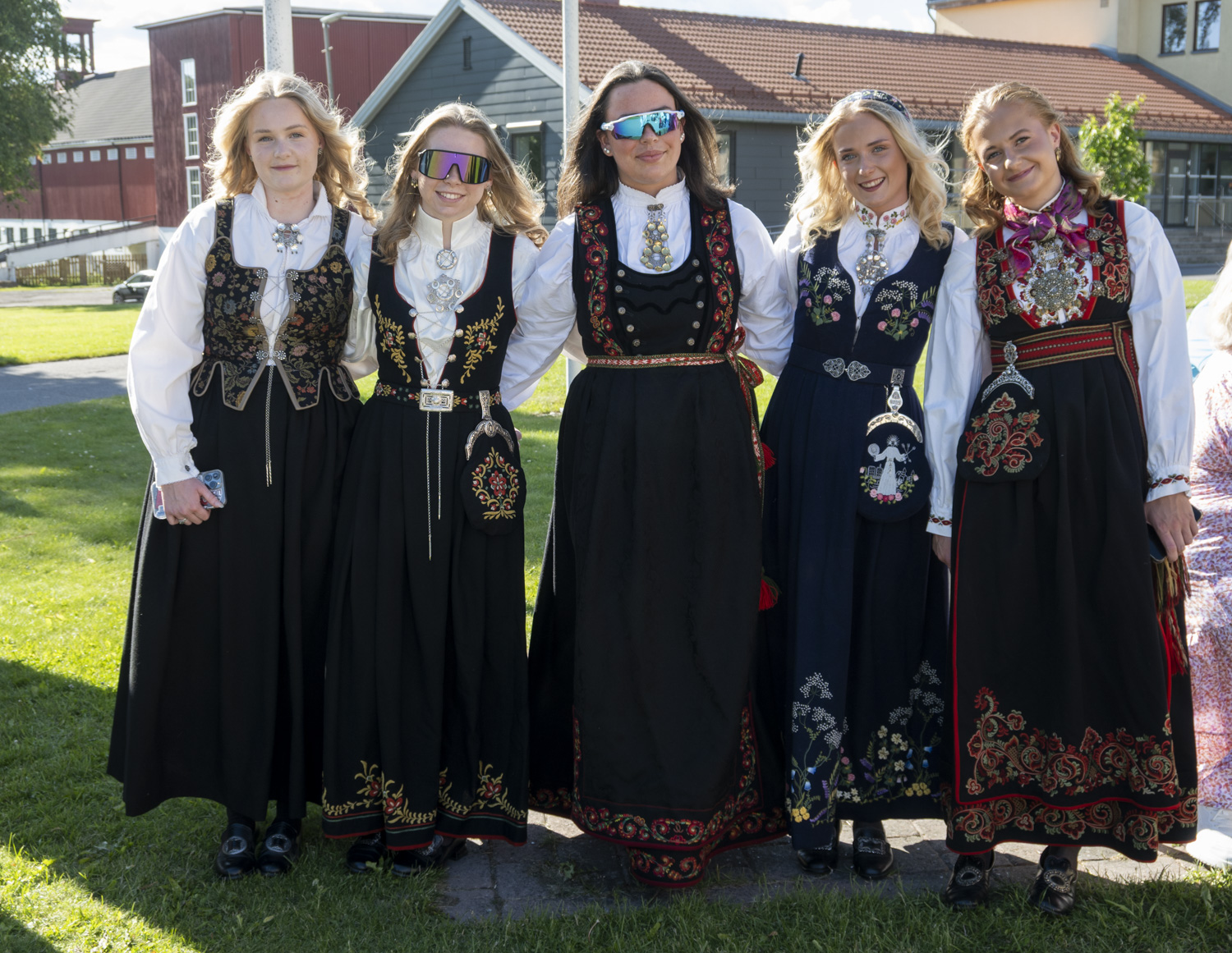 Fem jenter i bunad
