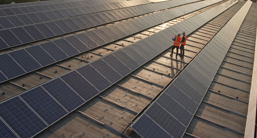 Keyboard foran et rundt vindu