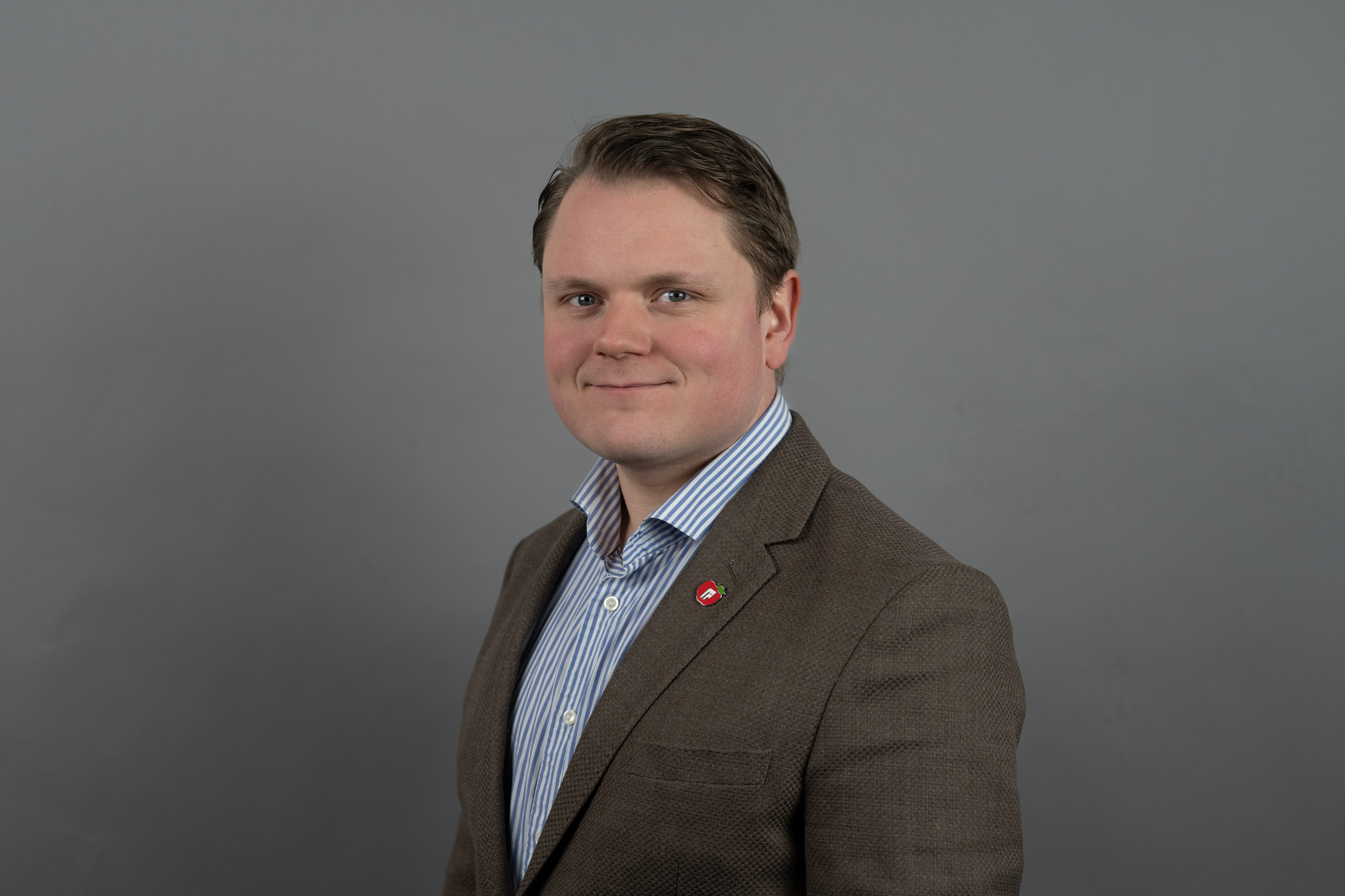 Portrett av mann med grå bakgrunn: Foto Andreas Edvartsen