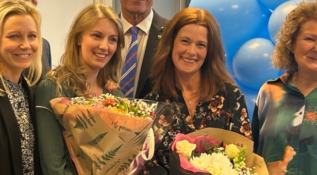 Mia og Anne satser stort på fotterapeutkjede. Her fra åpningen med blomster og gjester.