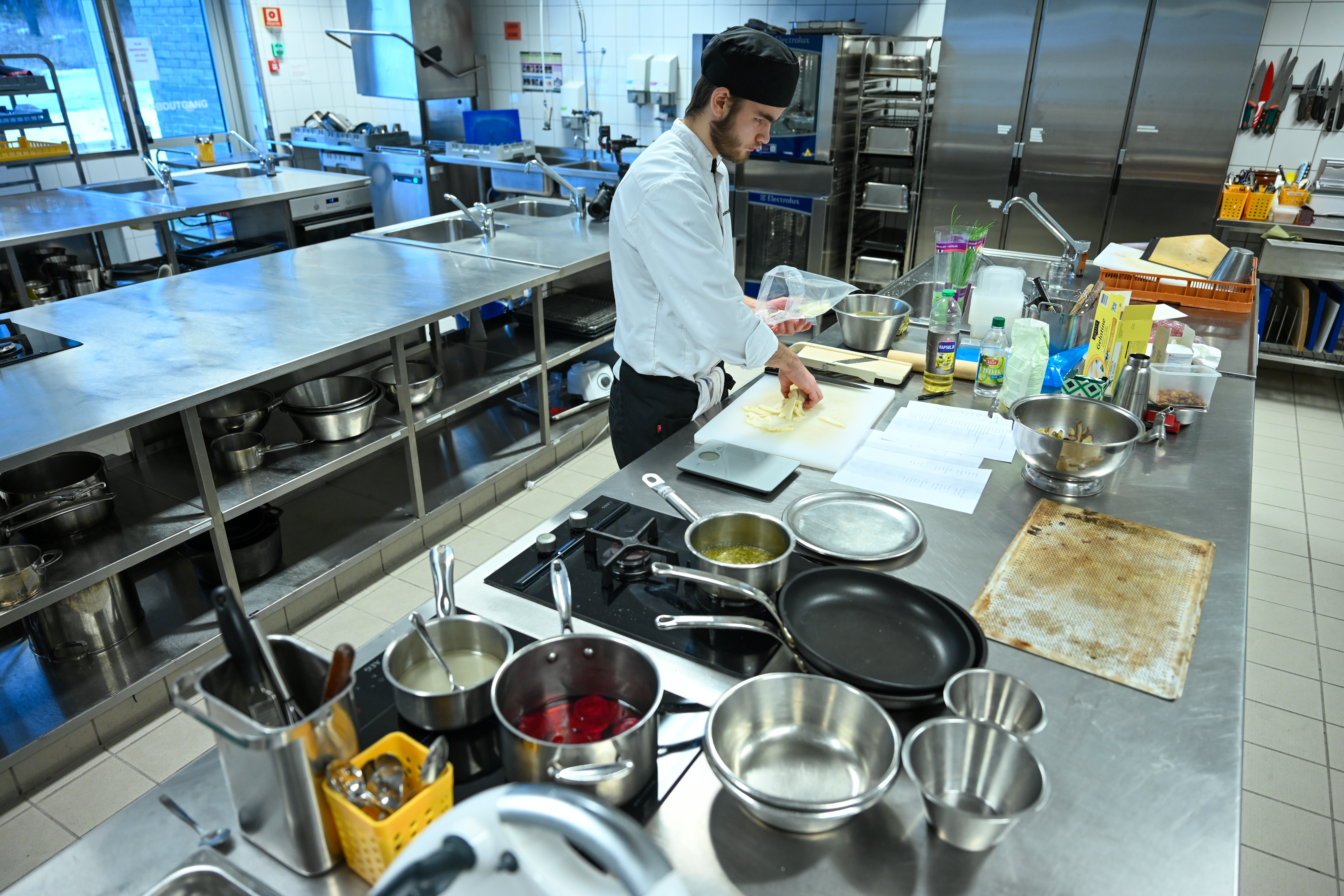 Elevkokk i aksjon på skolekjøkken