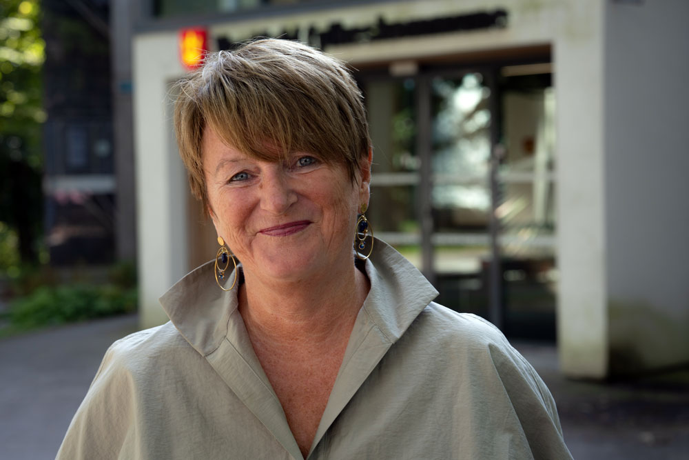 Portrettfoto av kvinne mørk blazer