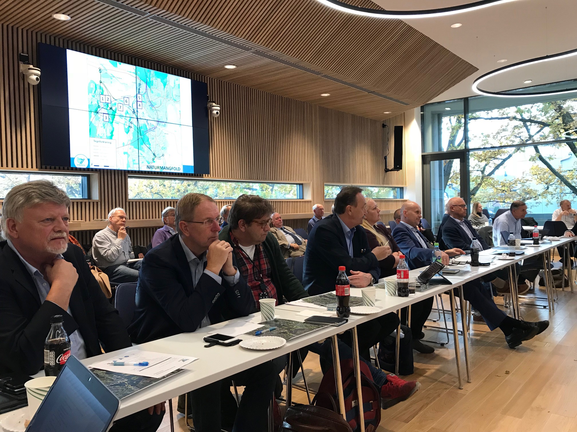 Foto av politikerne i møte i Overordnet styringsgruppe i Bypakke Tønsberg-regionen 17 oktober 2018