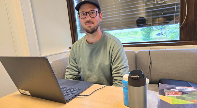 elev sitter klar med pc for å jobbe med skolearbeid
