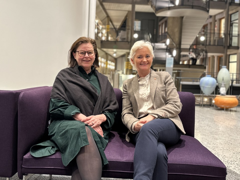 Toril Eeg og Anne Strømøy sitter i sofa.