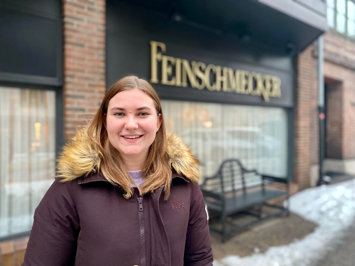 Silje Larsen foran restaurant Feinschmecker i Oslo