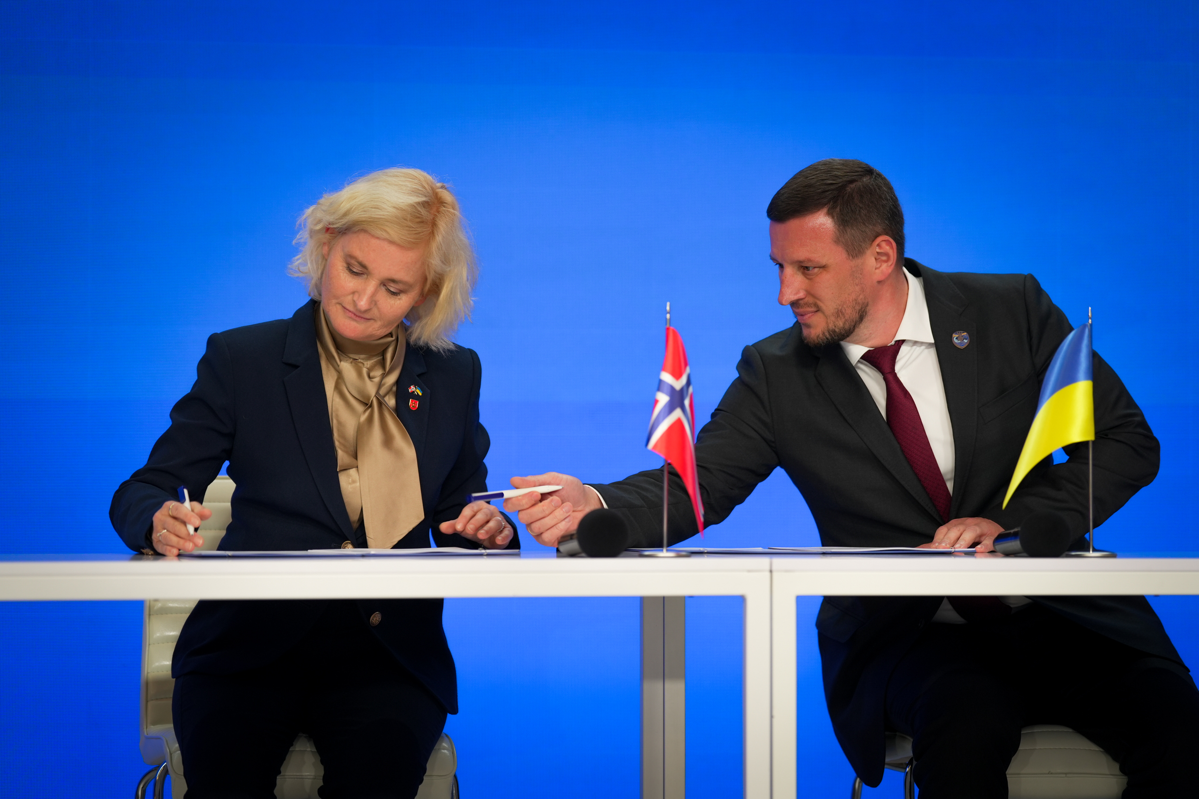 Fylkesordfører Anne Strømøy signerer samarbeidsavtalen med guvernør i Kherson Oleksandr Prokvdin.
