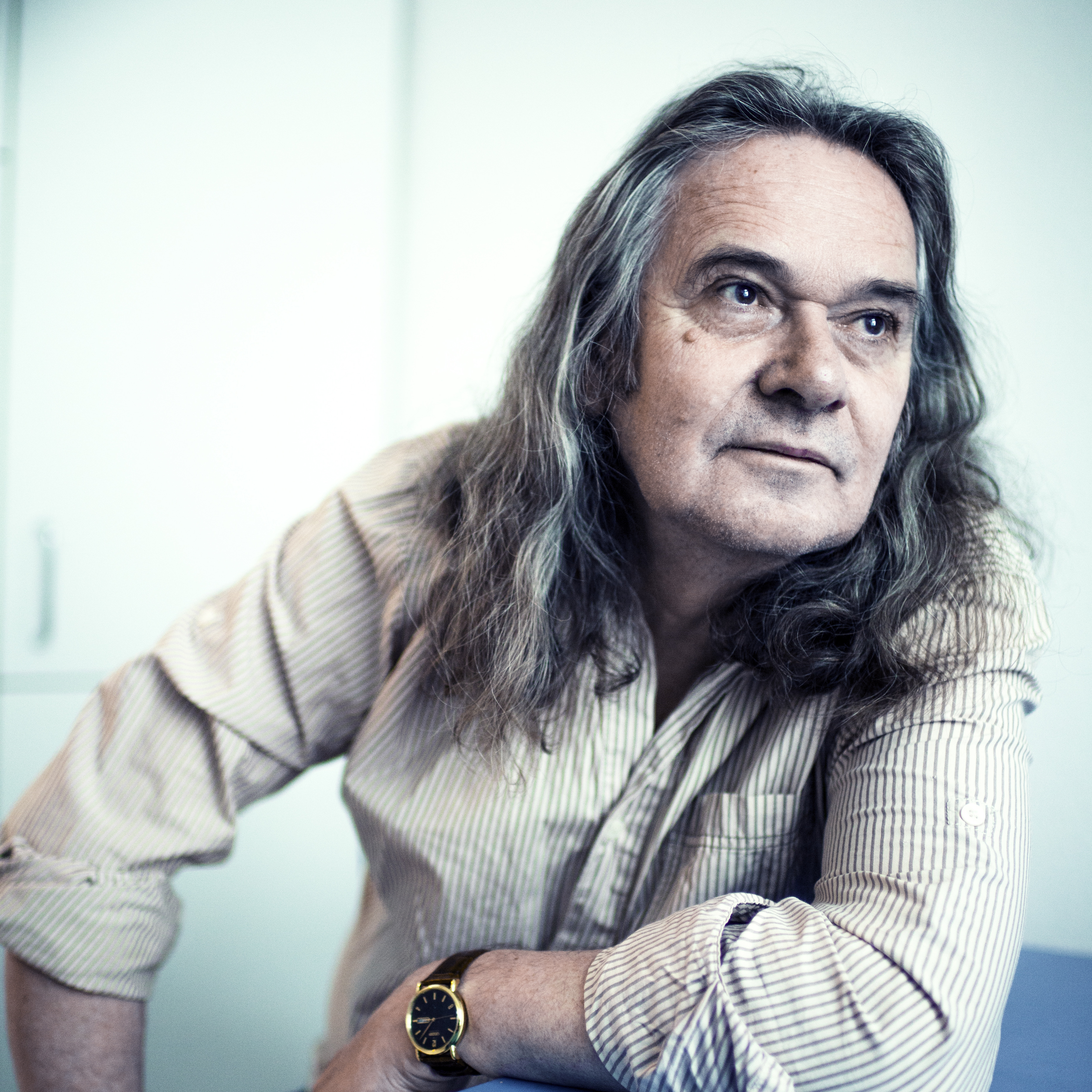 Ambjørnsen lener seg framover og ser ut i lufta