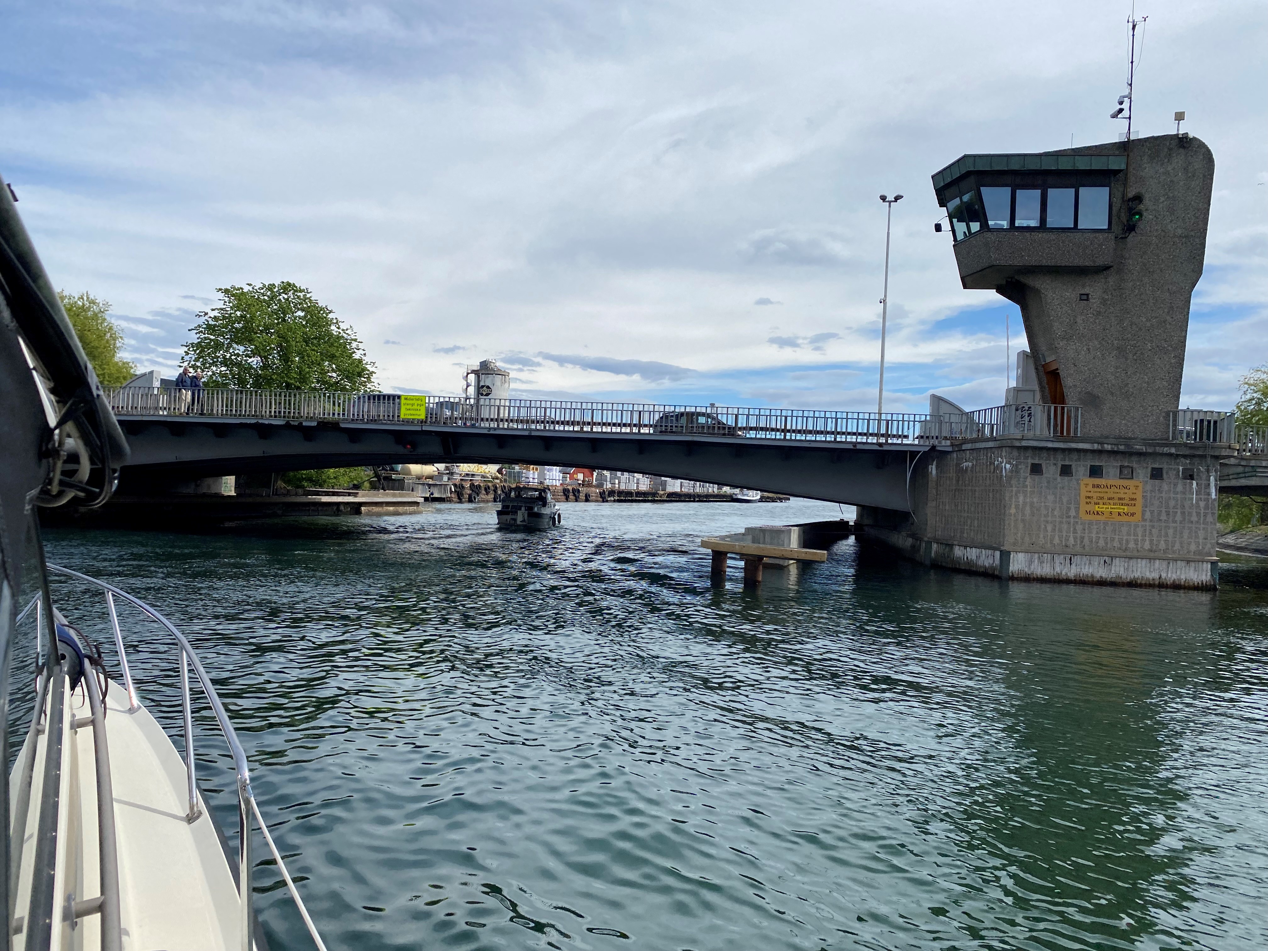 Bilde fra båt på vei under Kanalbrua