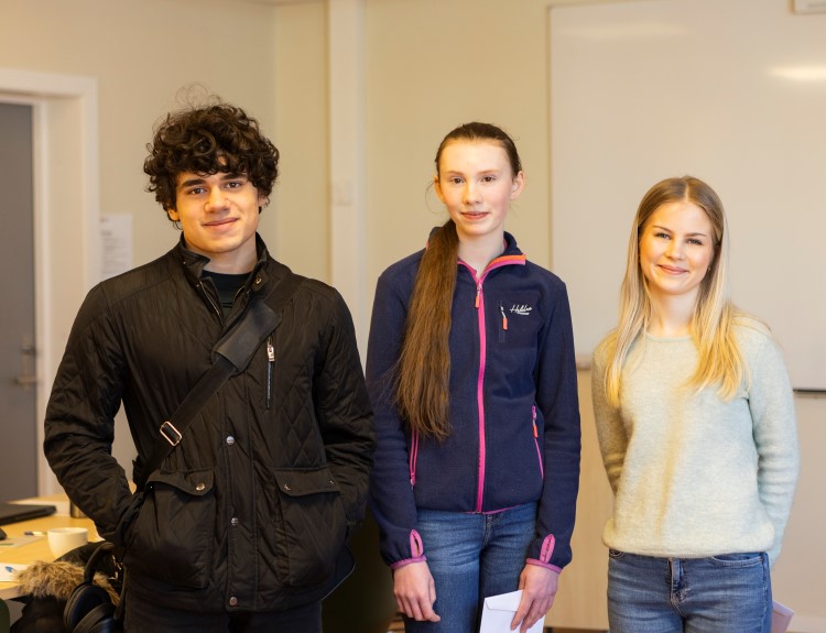 Tre ungdommer, en gutt og to jenter.