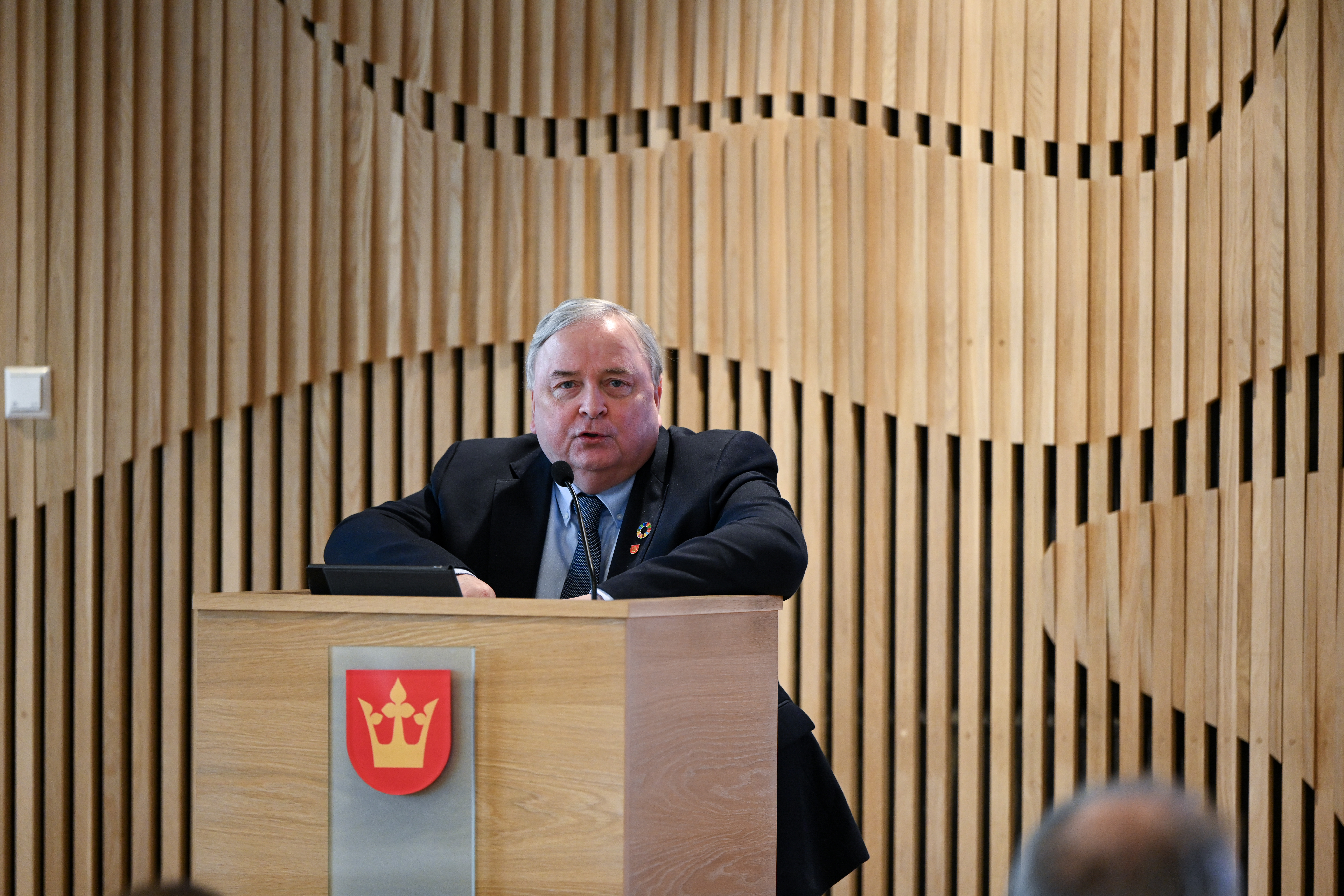 Bilde av Lasse Berntzen på talerstolen