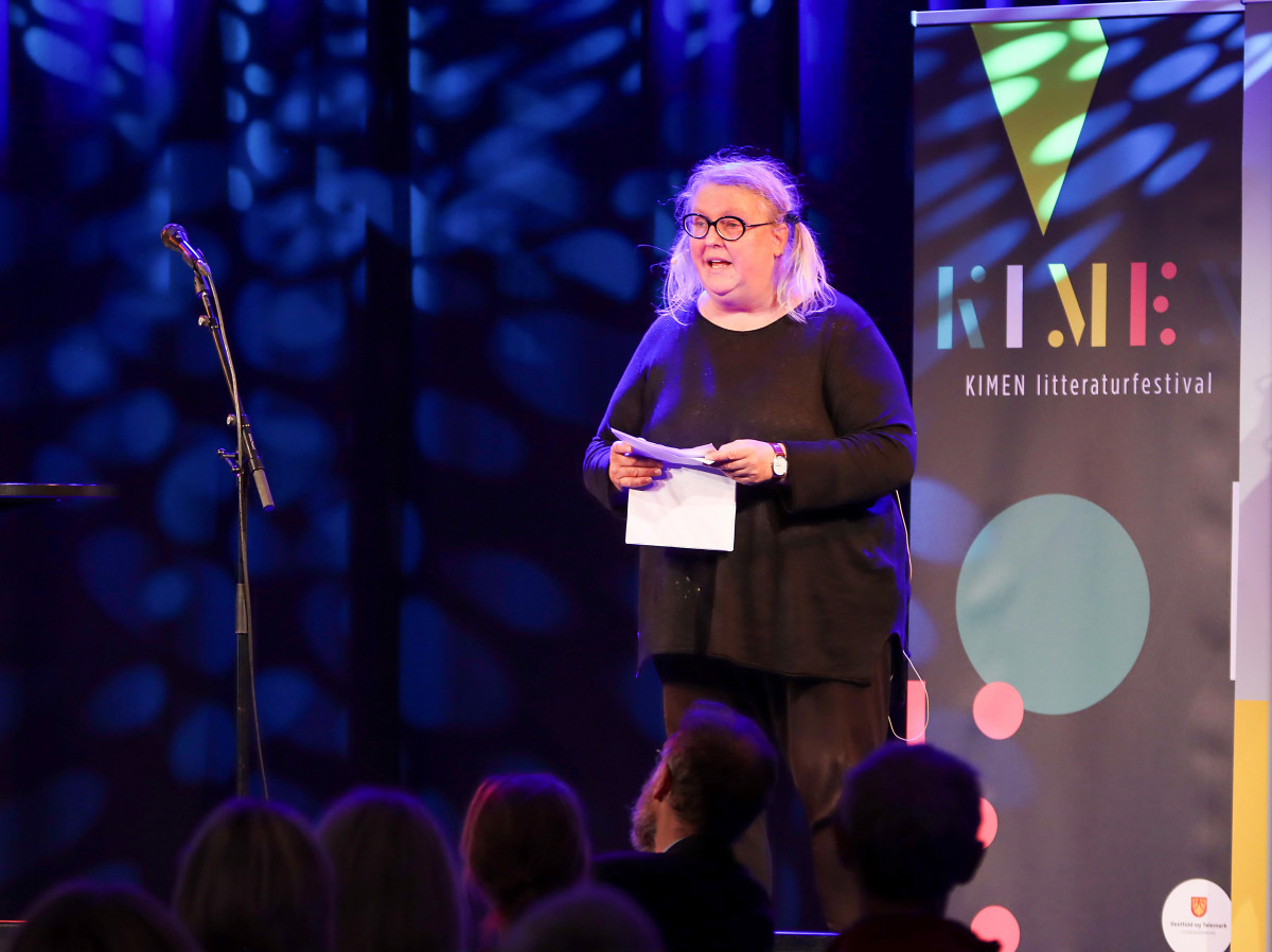 Fota av Gro Dahle under Kimen litteraturfestival. Mottaker av Vestfold og Telemark Fylkeskulturpris i 2022