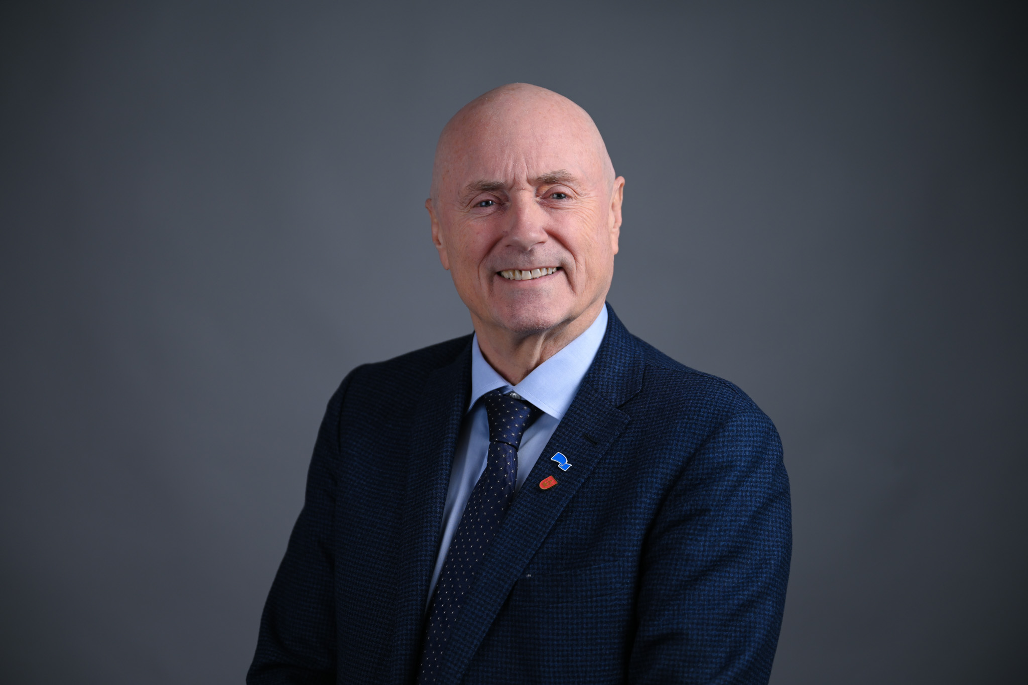 Portrett av mann med grå bakgrunn. Foto: Anders Palmer Holmen