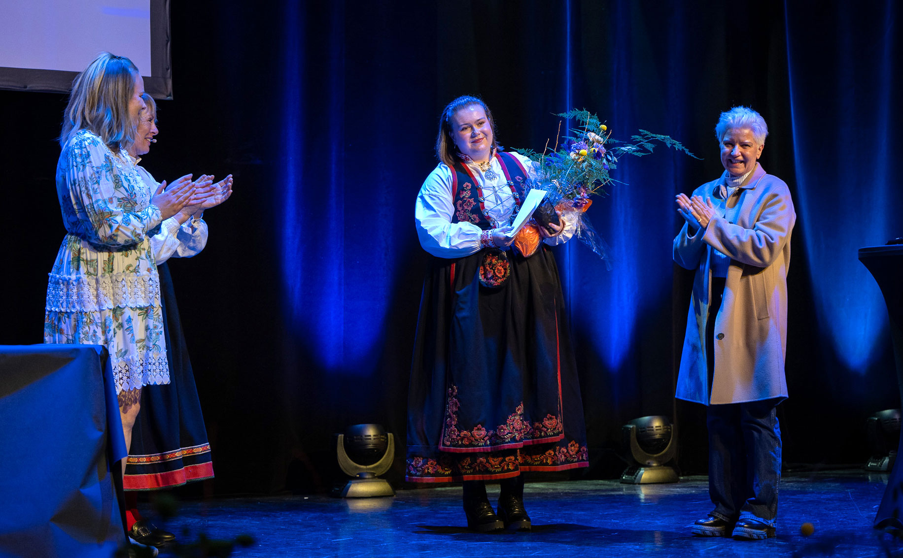 Fire personer på en scene