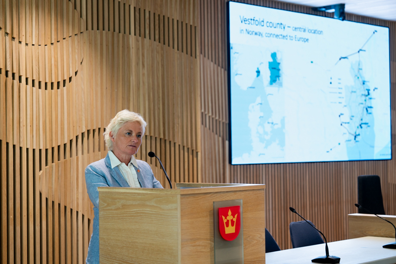 Fylkesordfører Anne Strømøy ønsket alle velkommen og benyttet anledningen til blant annet å fortelle hvor viktig delt mobilitet er, hvis vi skal nå nullvekstmålet og redusere klimautslippene.