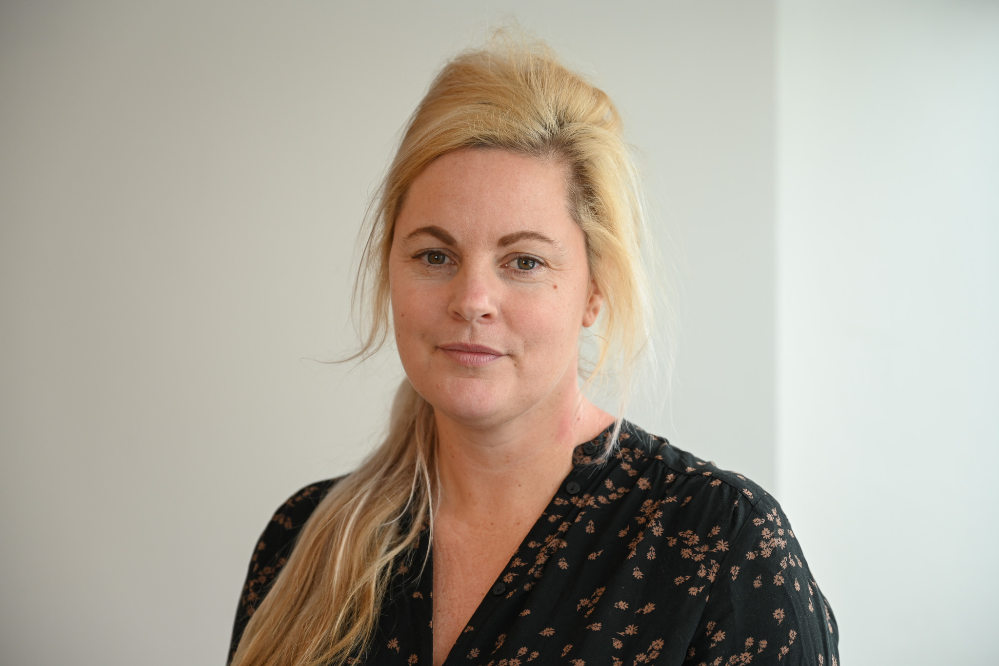 Grå silhuett av person - illustrasjon