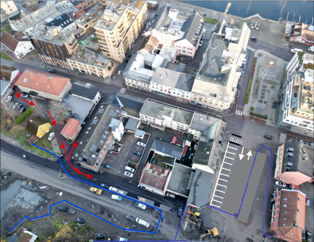 Bildet er tatt fra luften og blant annet Øvre Torg har markeringer som viser hvor de midlertidige parkeringen er. I tillegg er det blå streker som viser hvor anleggsgjerdene står og hvor biler kan kjøre mens arbeidet pågår.