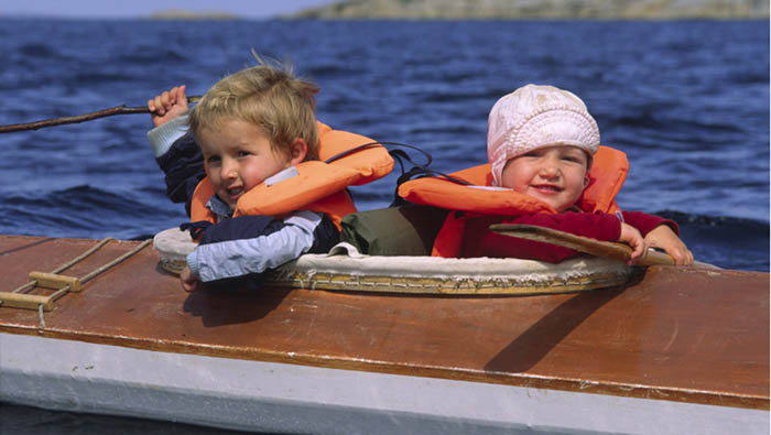 to barn i en kajakk