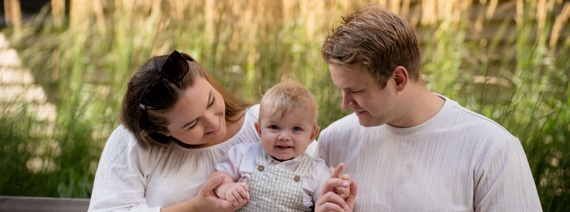 En mann og kvinne som sitter med en liten gutt