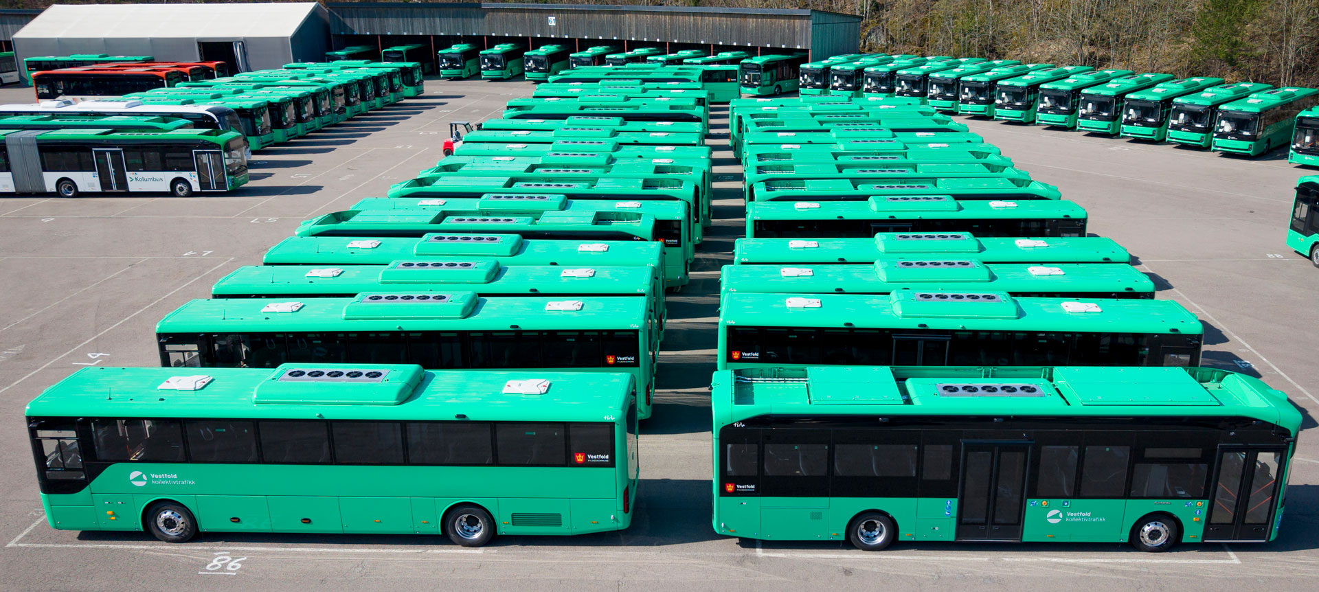 Bilde av de nye elektriske bussene som settes i trafikk 1. juli