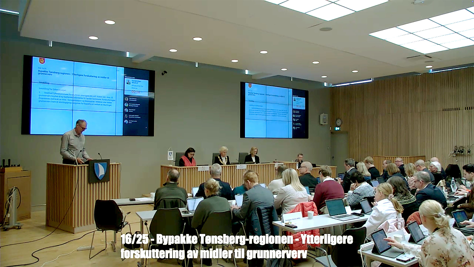 Foto fra livesendingen og salen da Vestfold fylkesting vedtok nye 60 millioner til forskuttering av midler til grunnerverv for fastlandsforbindelsen