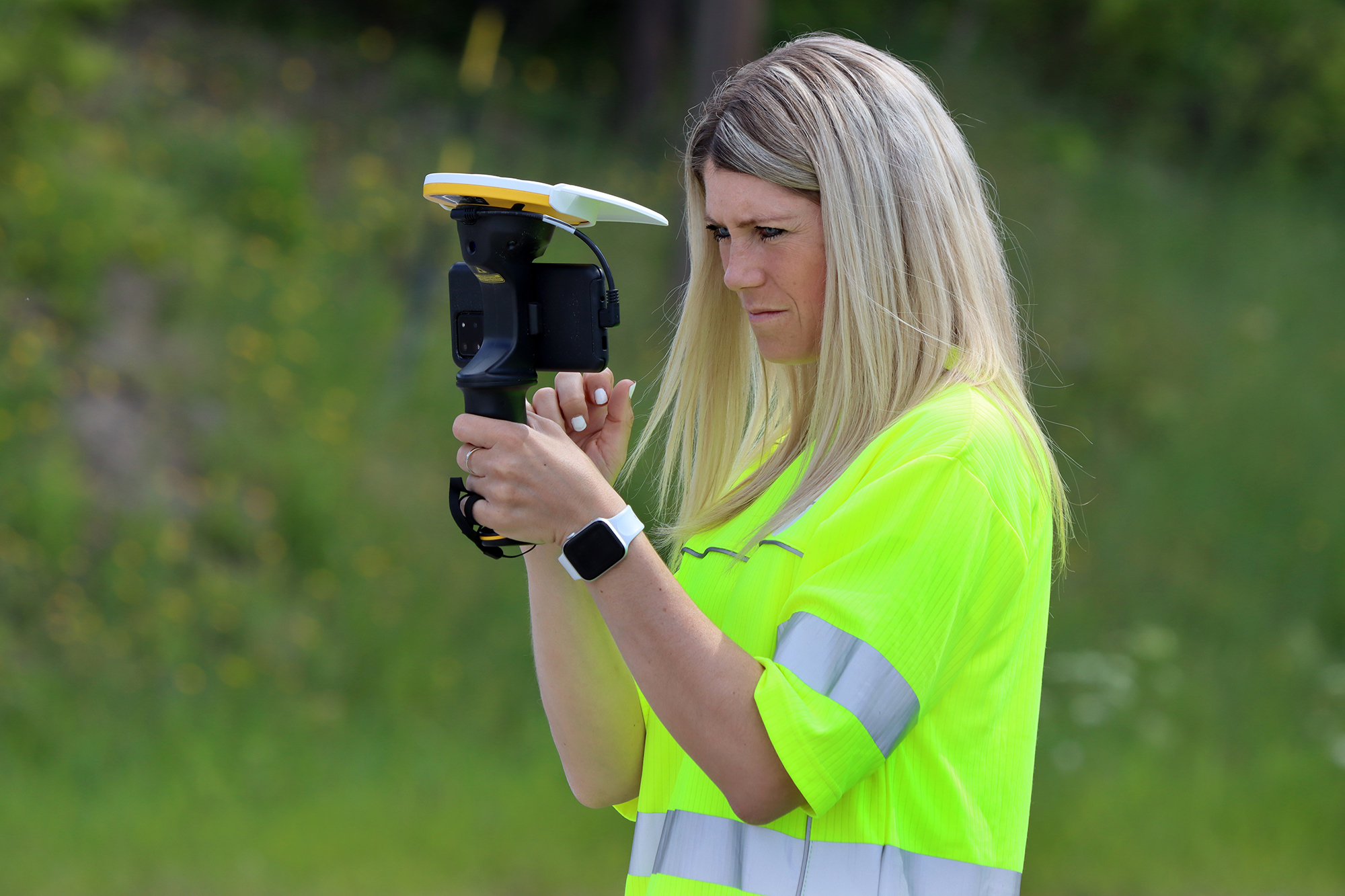 Prosjekteringsleder Lisbeth Lehn Fosse tar med 3Dmodellen og blander den med virkeligheten.