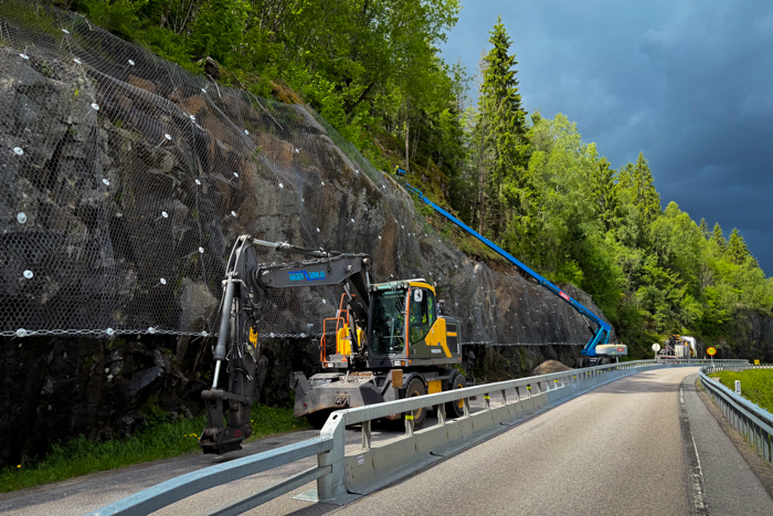 Arbeidene med å sikre fjellet er i gang og vil pågå fram til medio juni.