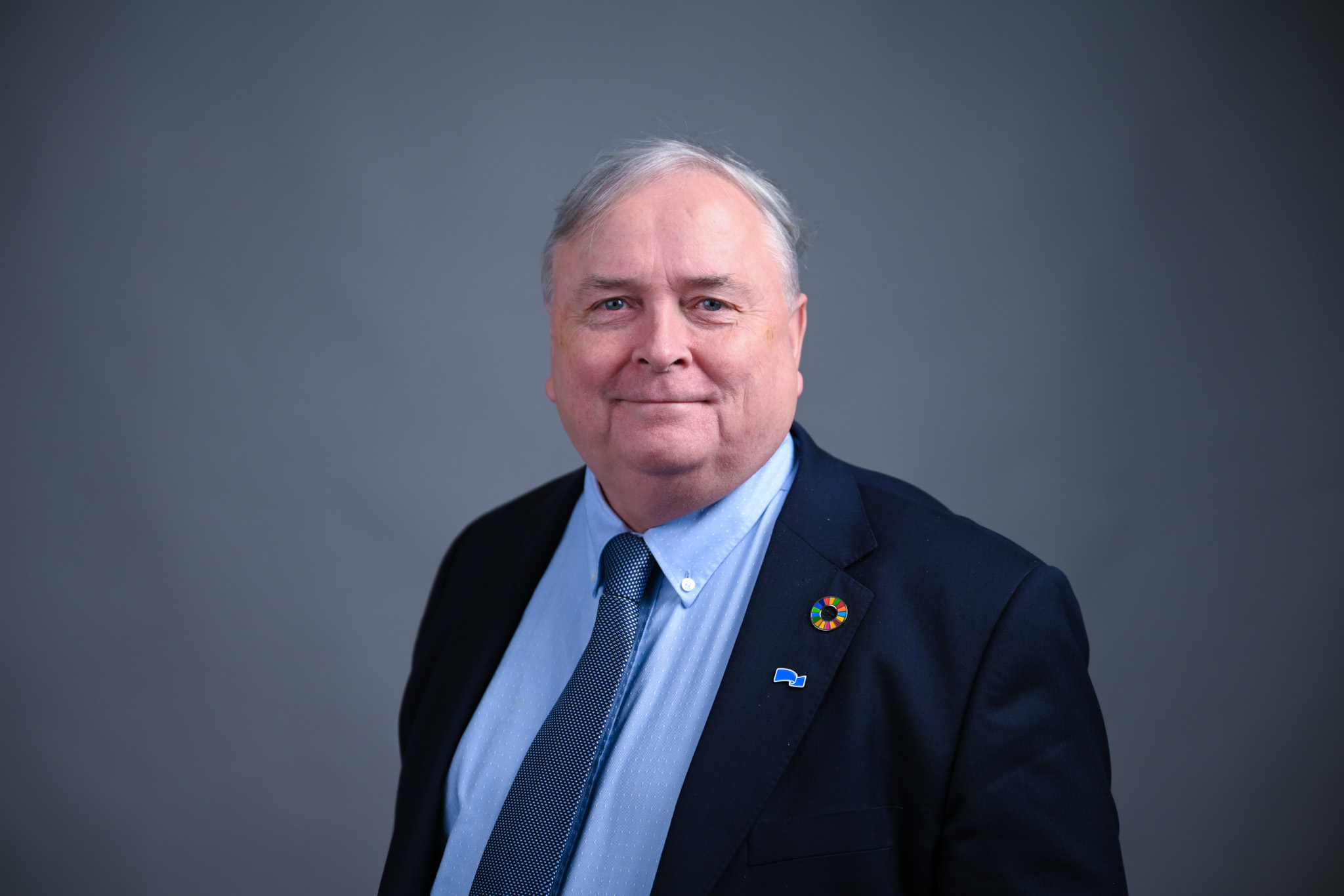 Portrett av mann med grå bakgrunn. Foto: Anders Palmer Holmen