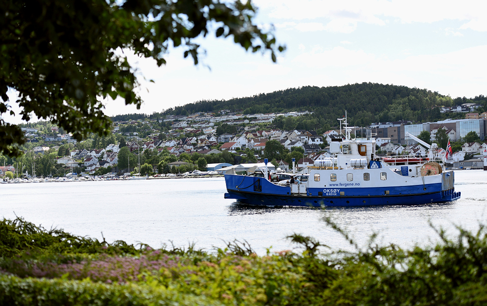Bilferja Oksøy sett fra siden, med Stathelle i bakgrunnen