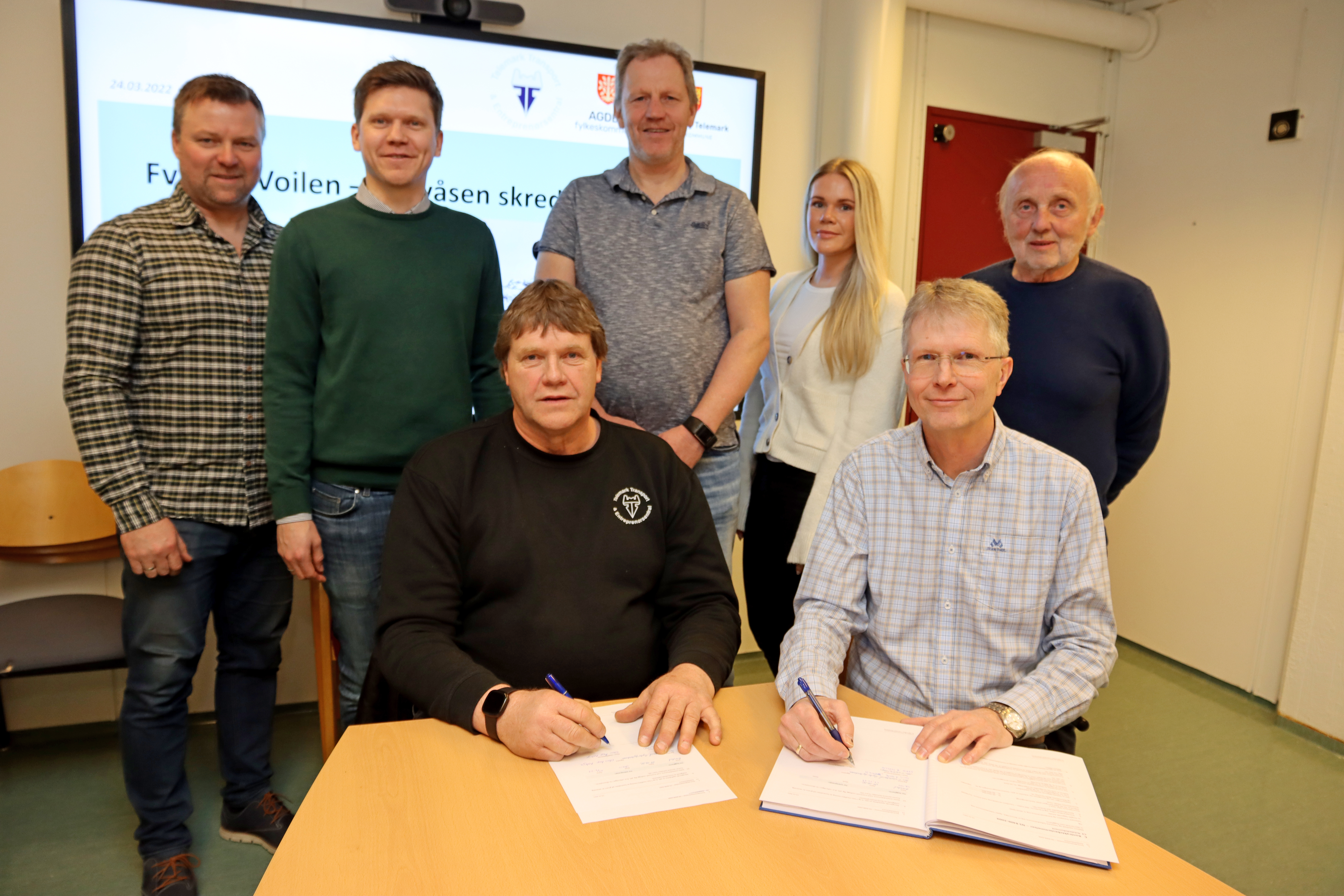 Olav Åge Asker (t.v.) skrev under sin største kontrakt noensinne sammen med prosjektleder fra fylkeskommunen, Svein Tovslid.