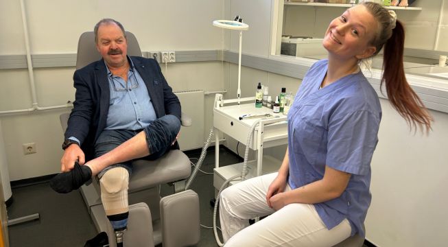 Pasient og fotterapeut på klinikk