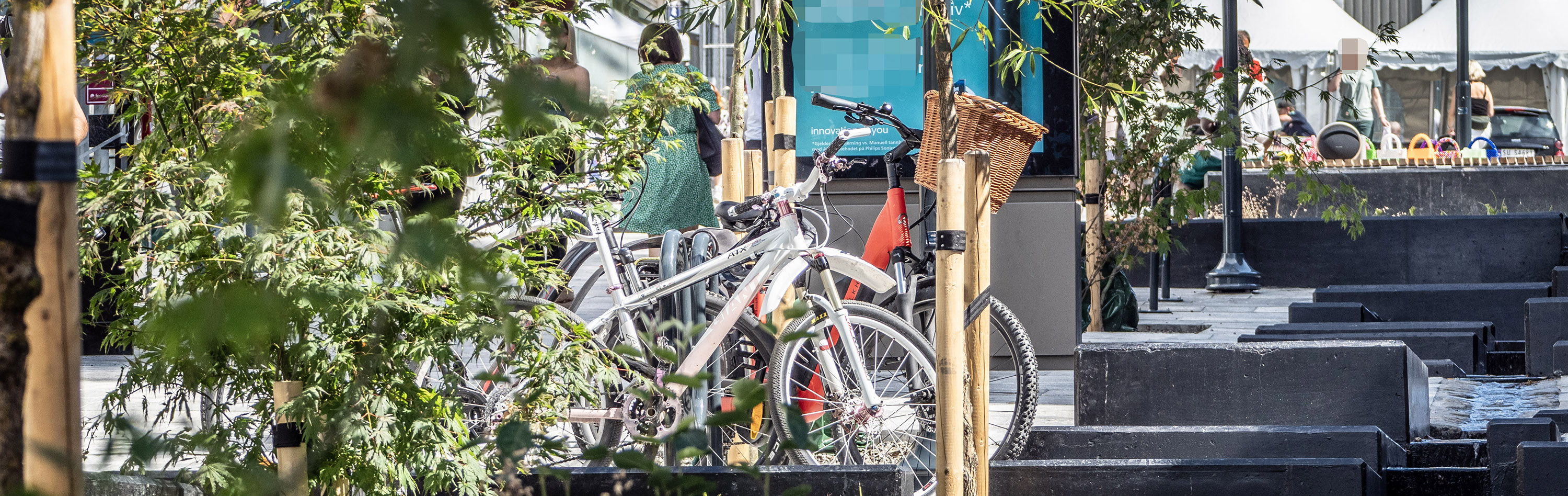 Gågate i Tønsberg sentrum en sommerdag med personer som går