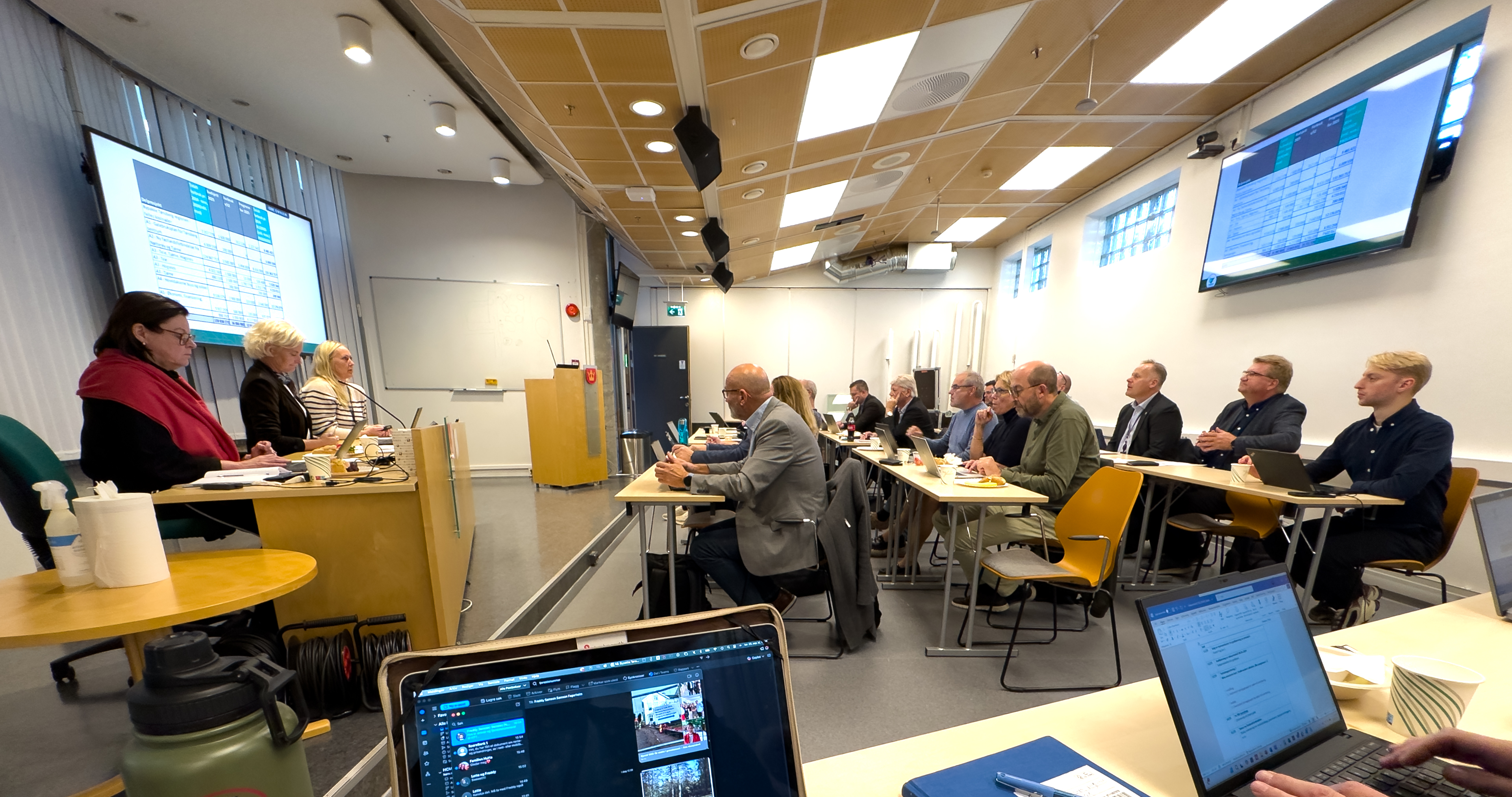 Foto av personer i møte under Bypakke Tønsberg-regionens overordnet styringsgruppe 25. september 2025