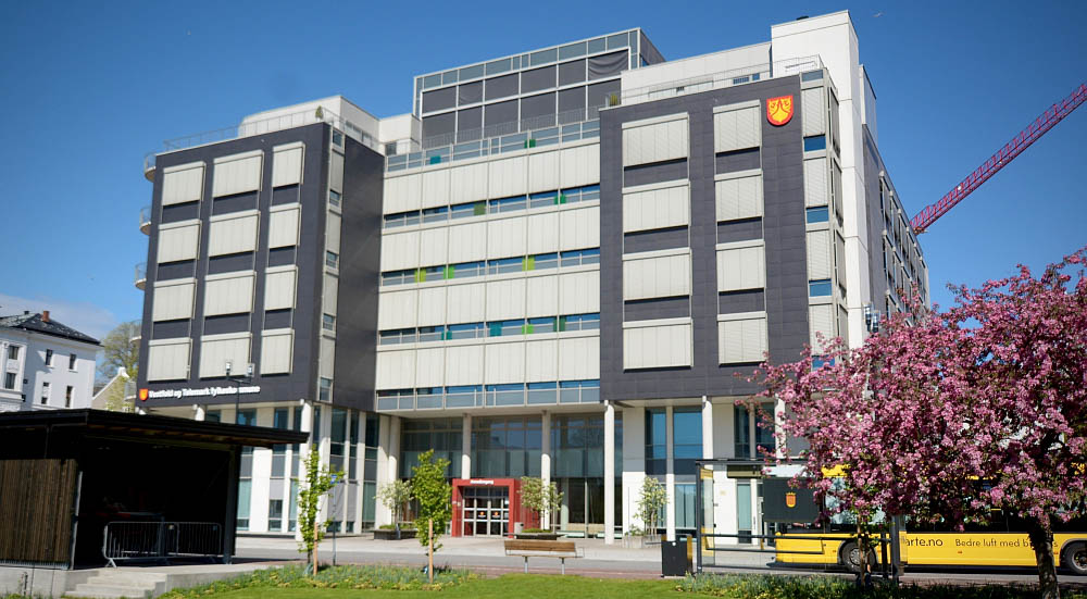 Fasaden på fylkeshuset i Skien