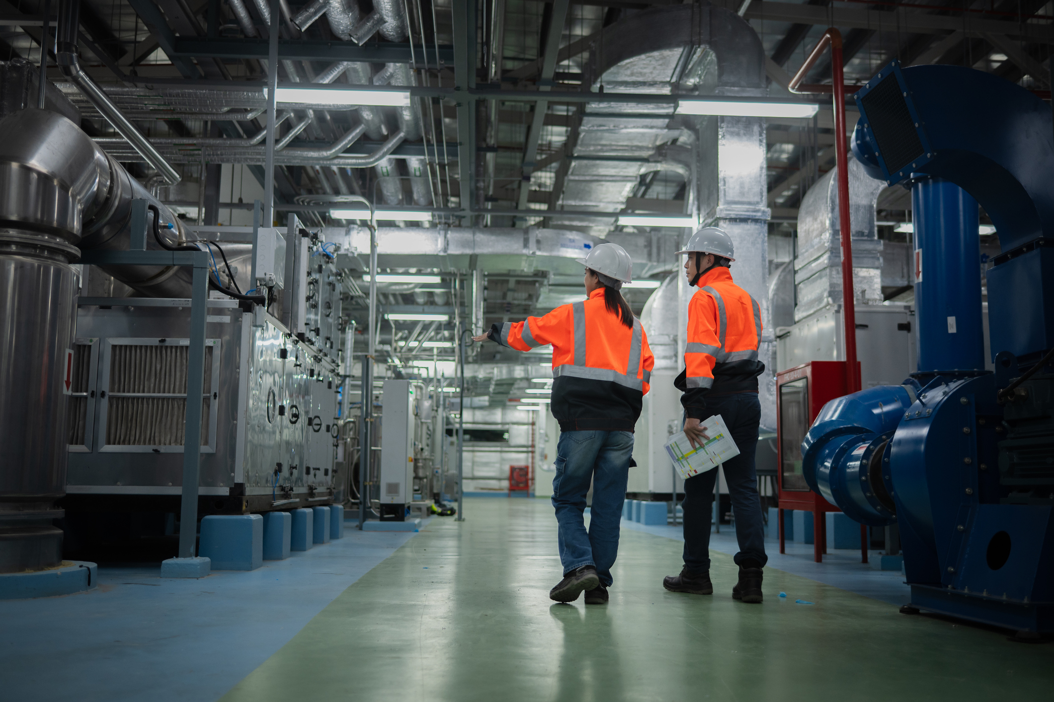 To personer i en industriell setting i dialog