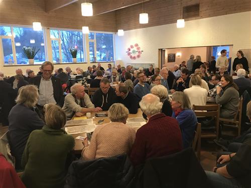 Ordfører i Færder kommune, Roar Jonstang (H), prater med en av gruppene på verkstedet om gatebruksplanen på Teie.