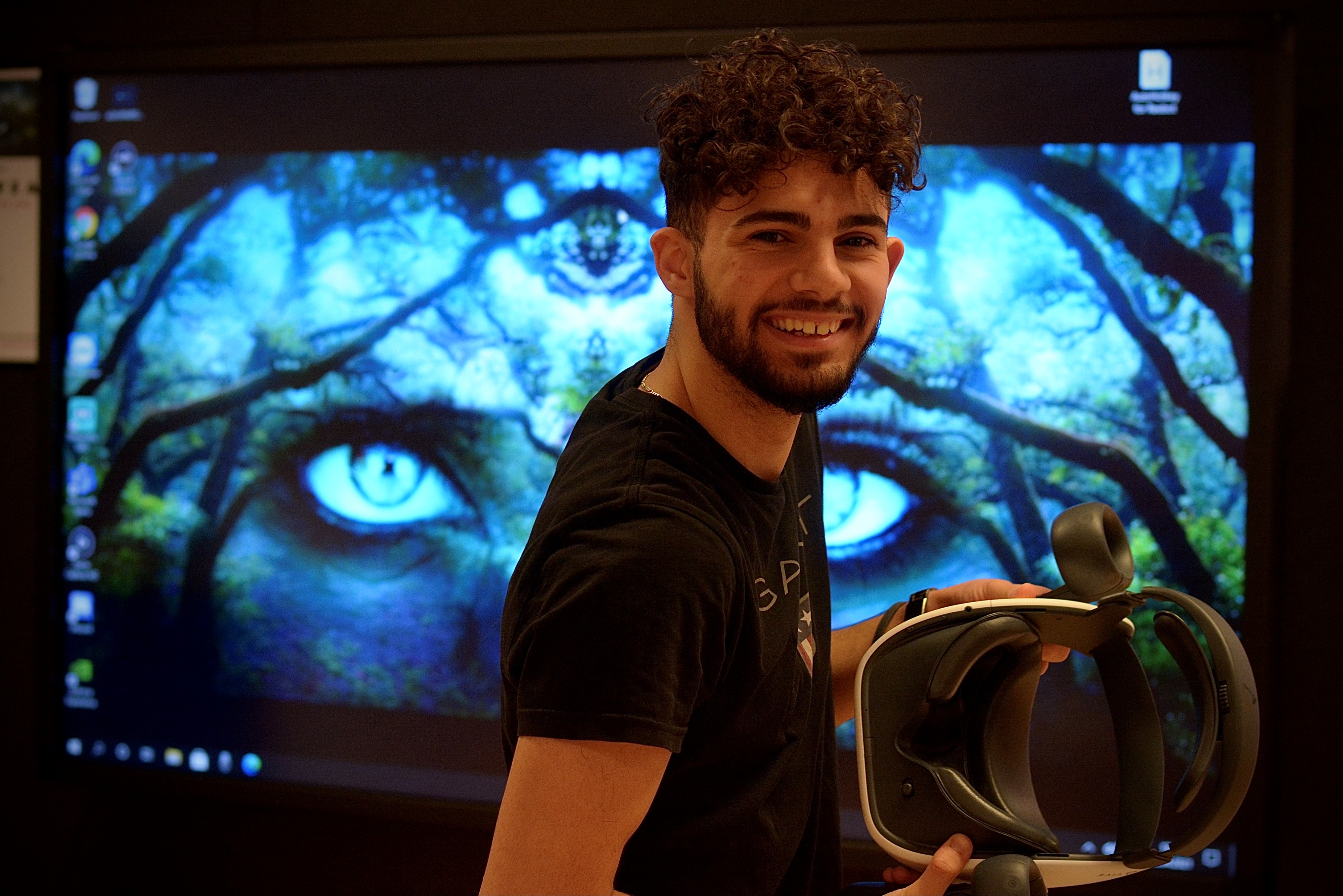 Elev foran storskjerm i Digitopia