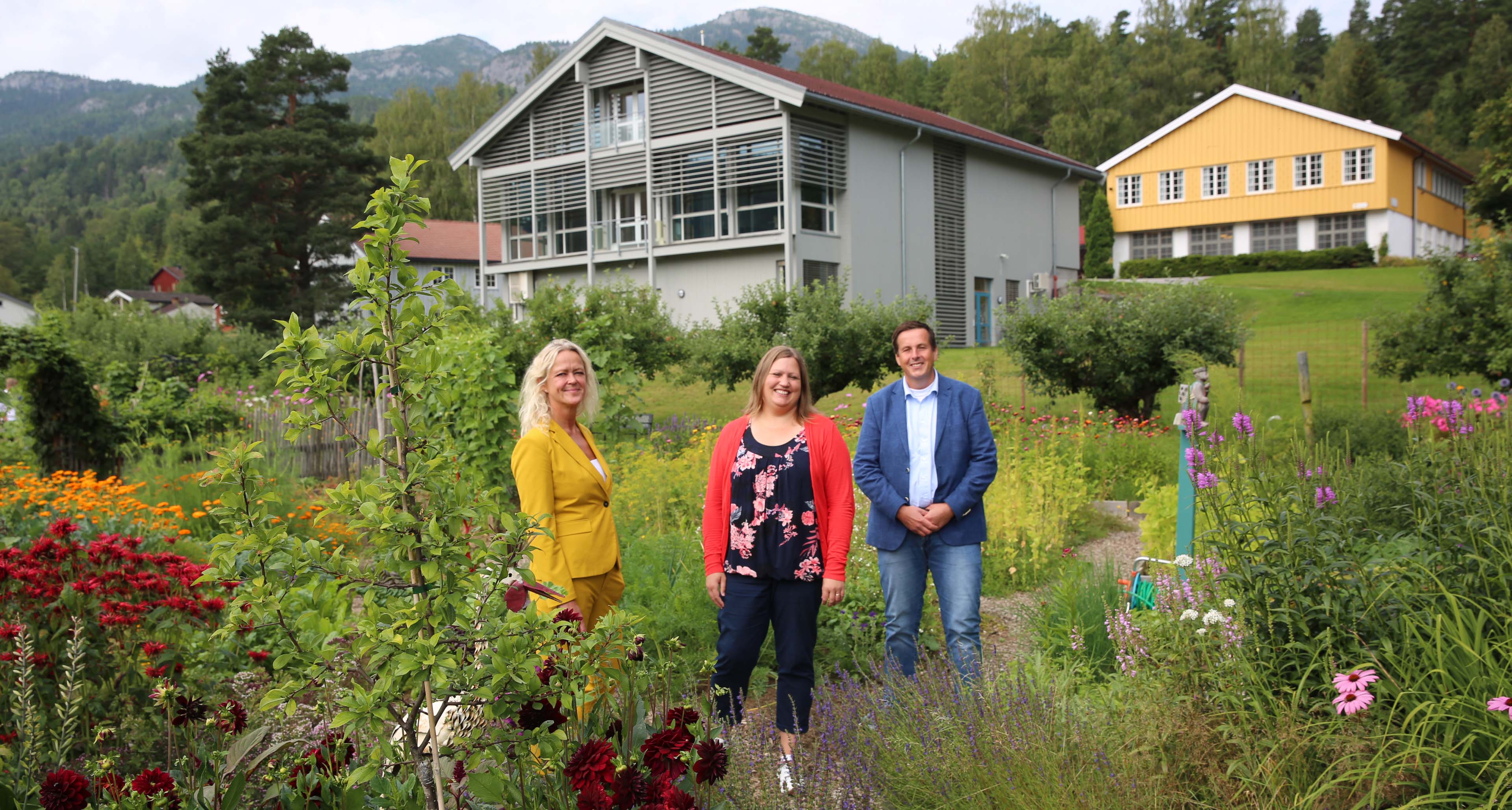 Prosjektelder, rådmann og ordfører foran bygget i Seljord