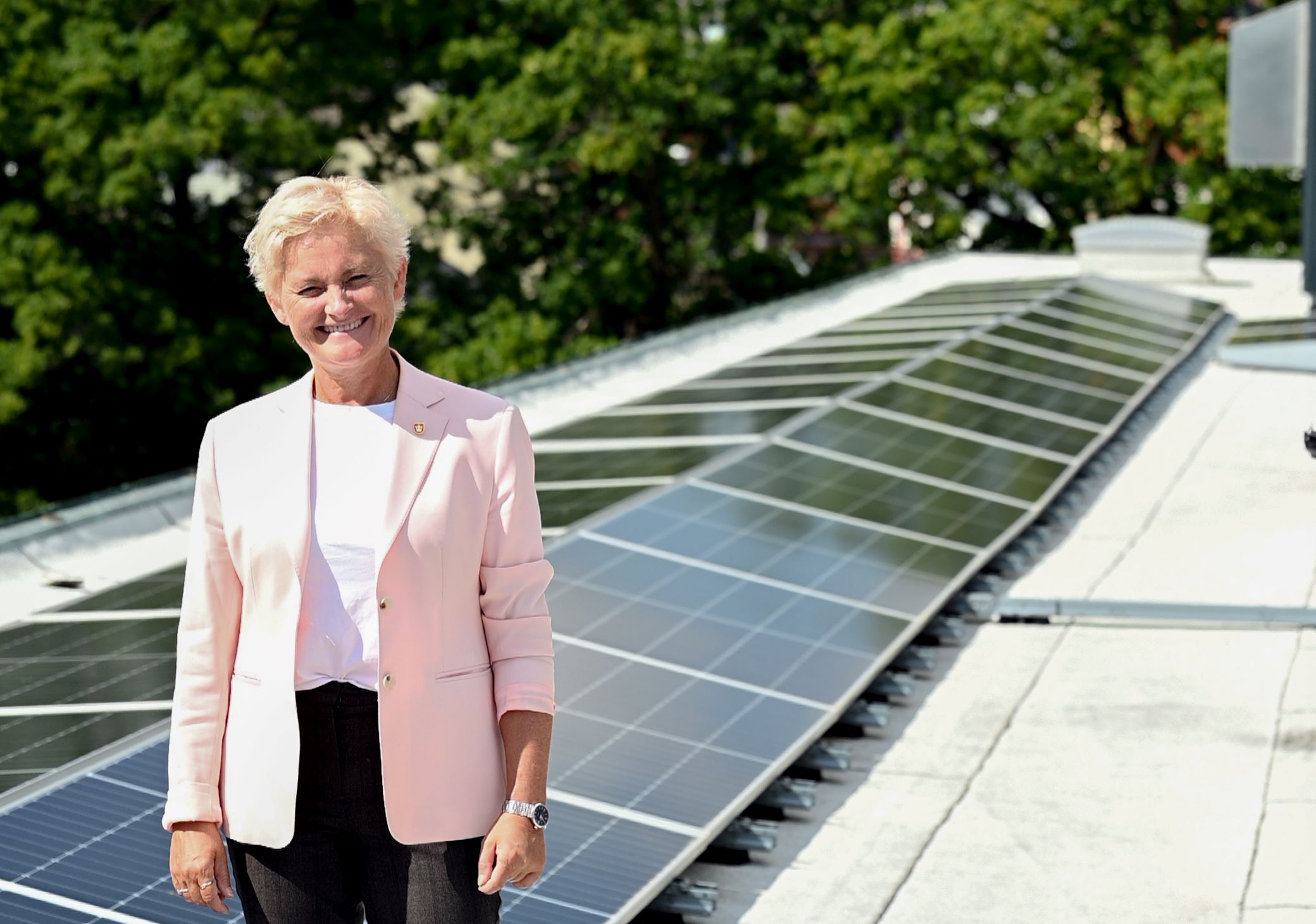 Fylkesordfører på taket av fylkeshuset, solcelleanlegg