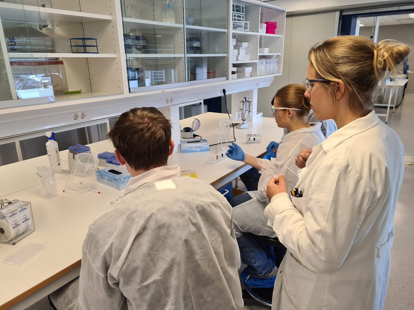 Elever på laboratorium