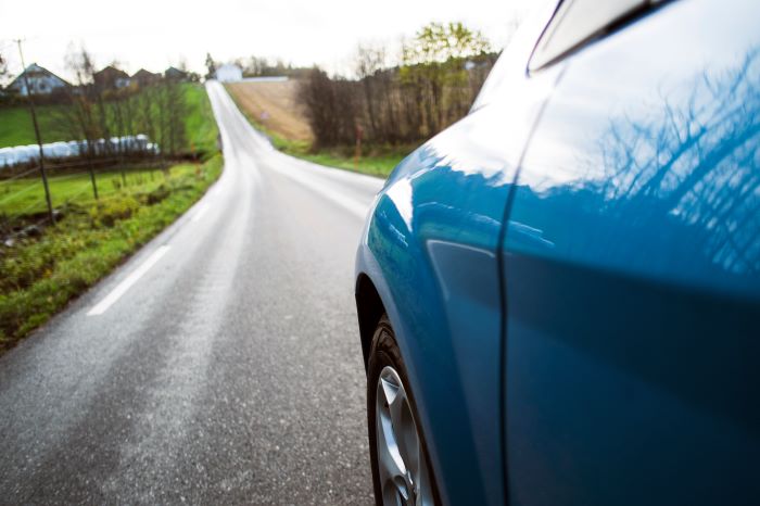Bil på fylkesvei i Vestfold