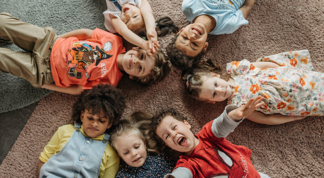 Barn ligger på gulvet