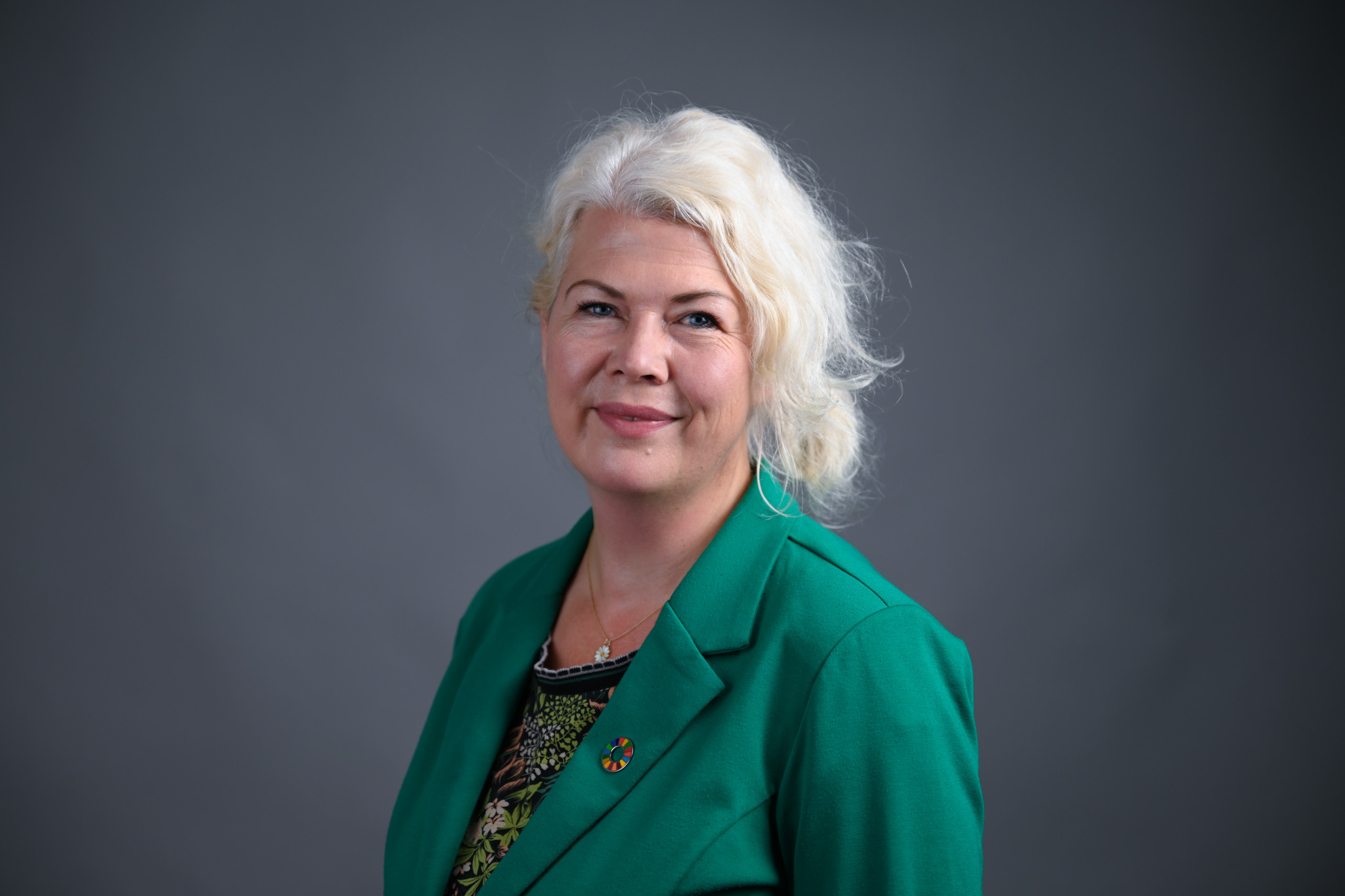 Portrett av dame med grå bakgrunn. Foto: Anders Palmer Holmen