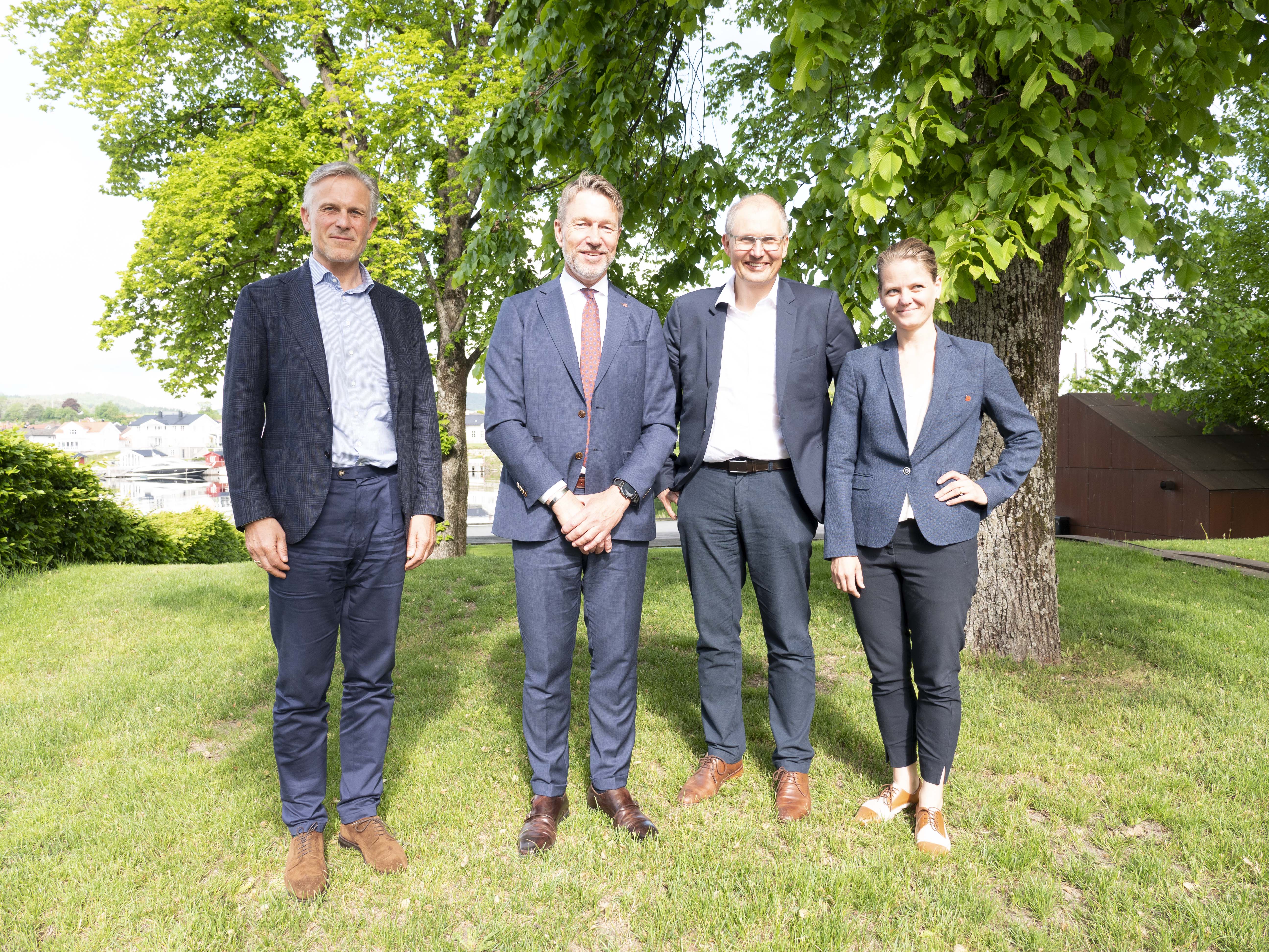 Fra venstre Jens Bjørn Staff, konsernsjef Skagerak Energi, Terje Lien Aasland, Olje- og energiminister, Terje Riis-Johansen, fylkesordfører Vestfold og Telemark, Linn Johnsen, Prosjektleder Klima- og energinettverket i Vestfold og Telemark