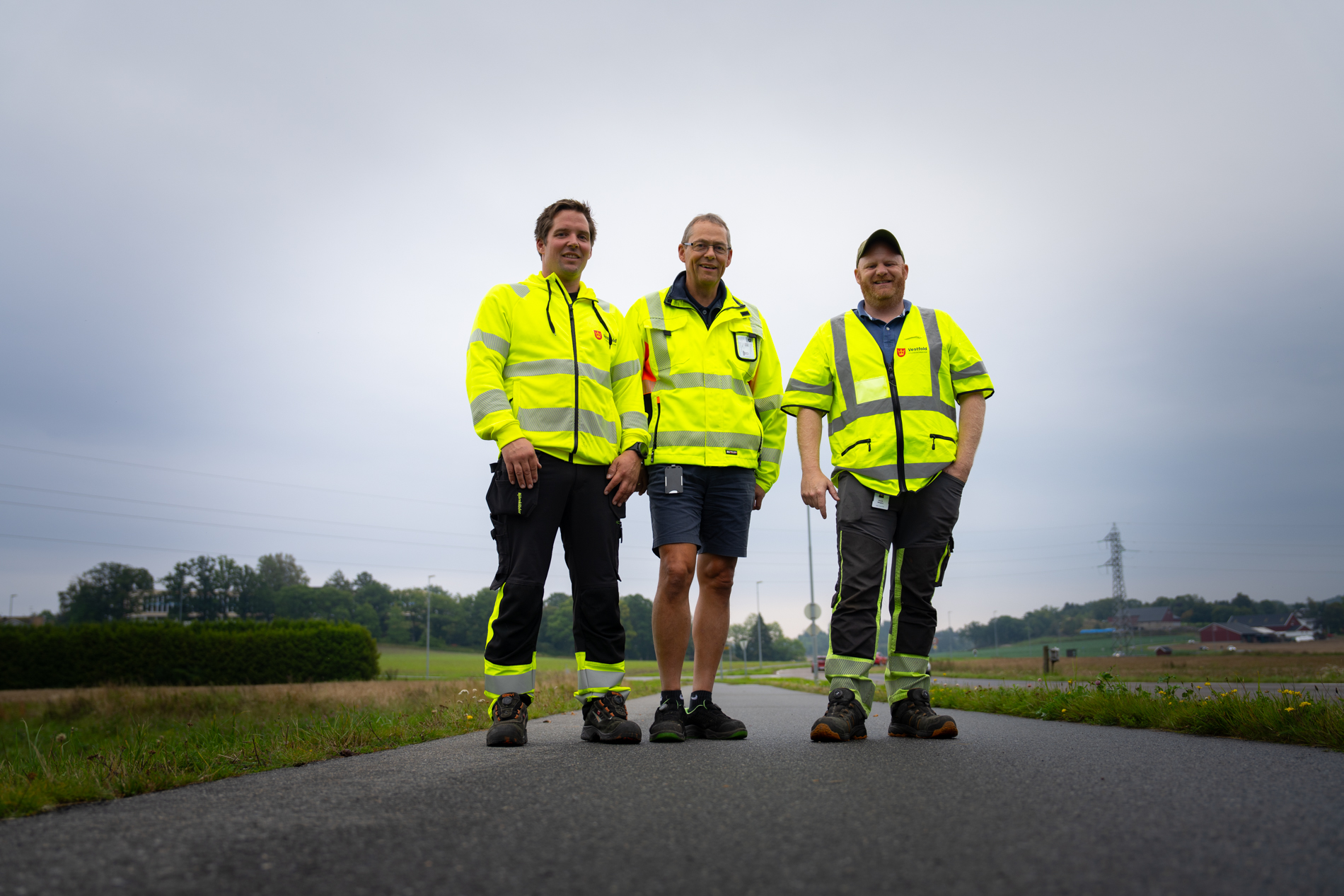 Marius Sommerstad og Henrik Ødegård fra Vestfold fylkeskommune sammen med Tor Arne Morken fra Færder kommune på en av gang- og sykkelveiene som fylkeskommunen nå overtar.